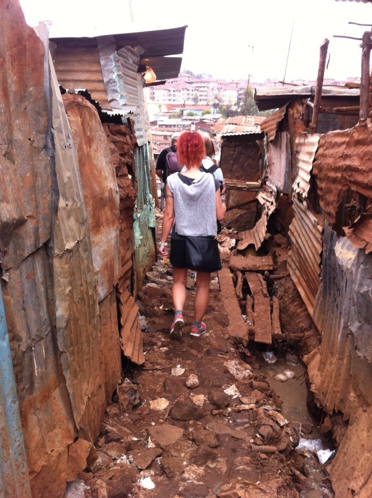 Det blir verre og verre i "gatene" etter hvert som vi går nedover slummen.
