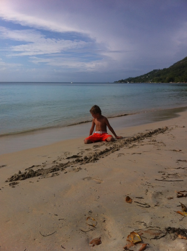 Seychellene Jesper skriver i sand