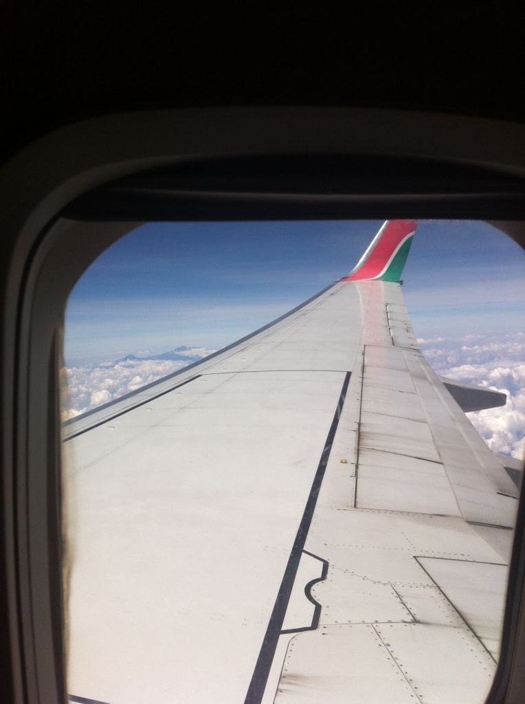 På vei til Seychellene - Kilimanjaro sees rett ved flyvingen!