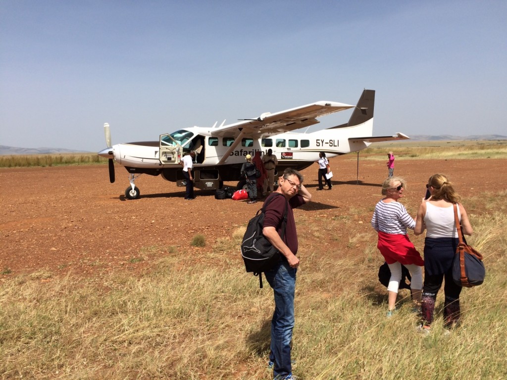 Runar, Annett og Hjemmefruen ved flystripen i Masai Mara. 